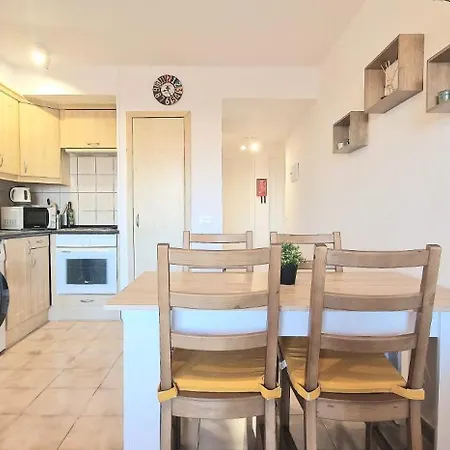 Spacious 3-bedroom Apartment, Ac, Priv Parking, Heated Pool & Ocean View In Castle Harbour, Arona Lägenhet