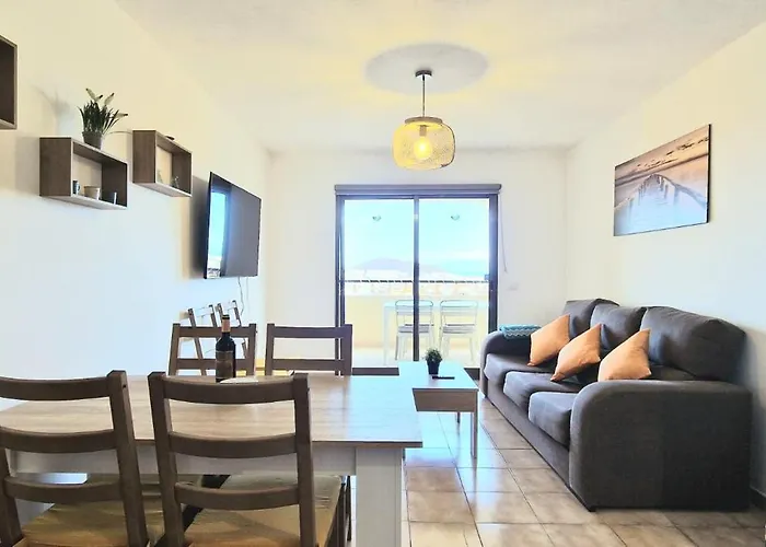 Spacious 3-bedroom Apartment, Ac, Priv Parking, Heated Pool & Ocean View In Castle Harbour, Arona Apartment *