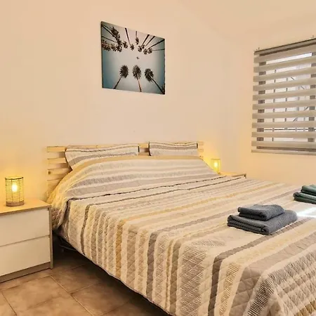 Apartmán Spacious 3-bedroom Apartment, Ac, Priv Parking, Heated Pool & Ocean View In Castle Harbour, Arona *