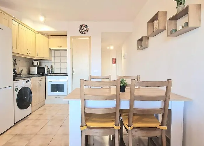 Spacious 3-bedroom Apartment, Ac, Priv Parking, Heated Pool & Ocean View In Castle Harbour, Arona Апартаменты
