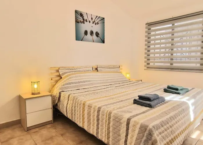 Апартаменты Spacious 3-bedroom Apartment, Ac, Priv Parking, Heated Pool & Ocean View In Castle Harbour, Arona *